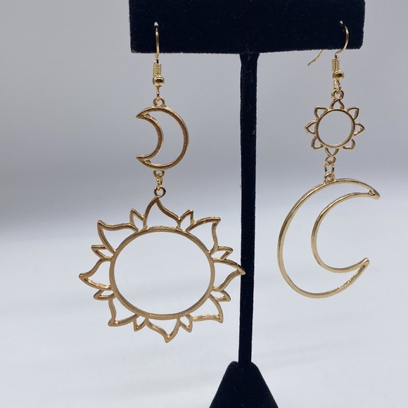 💫✨Sun ☀️ & Moon 🌙 Drop Earrings✨💫 - Picture 3 of 10
